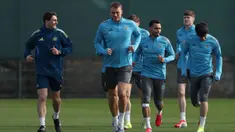 Bek Newcastle United asal Inggris, Dan Burn (tengah), saat mengikuti sesi latihan tim di pusat pelatihan Darsley Park di Newcastle upon Tyne, pada Senin 9 Maret 2026. St James' Park akan kembali menjadi saksi duel akbar saat Newcastle United menjamu raksasa Spanyol, Barcelona, dalam leg pertama babak 16 besar Liga Champions 2025/2026. (SCOTT HEPPELL/AFP)