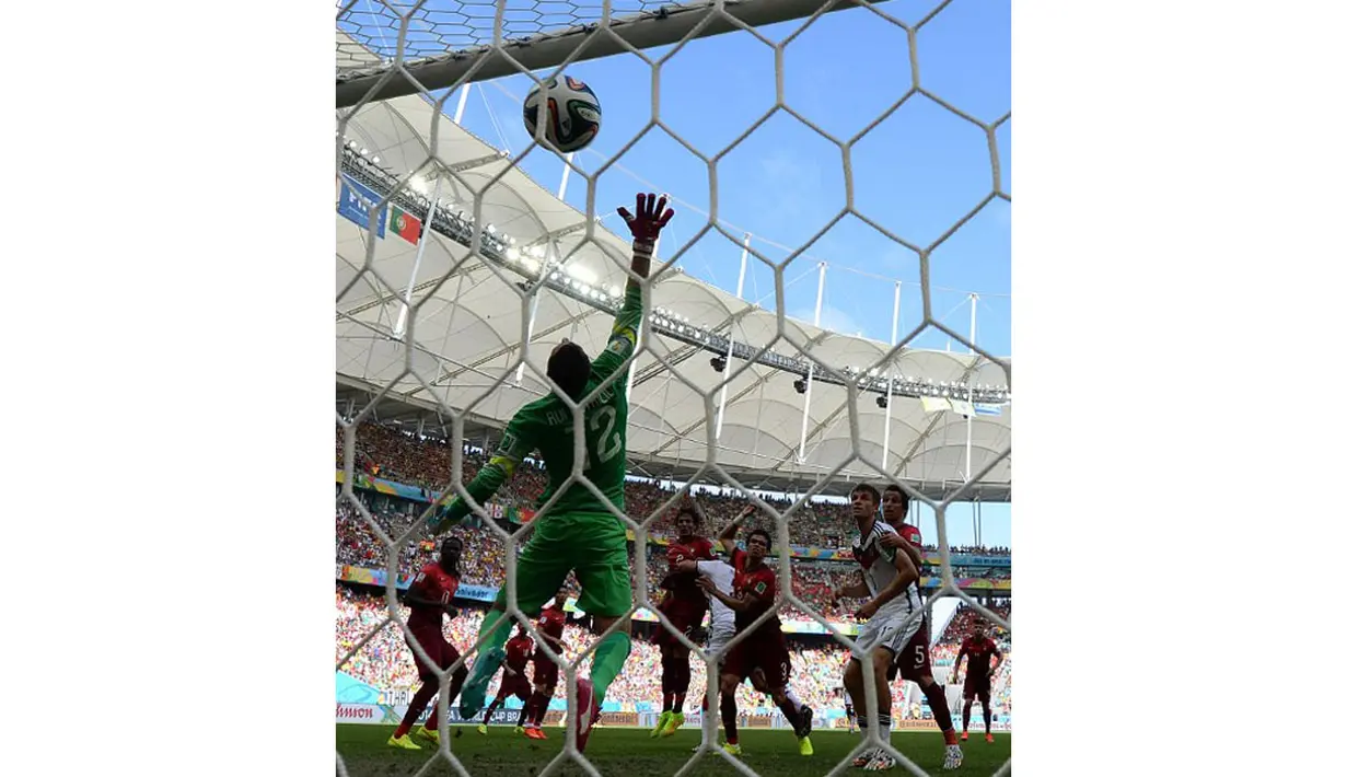 Penjaga gawang Portugal, Rui Patricio, tidak mampu membendung arah bola hasil sundulan kepala Mats Hummels (Jerman) saat berlaga di babak penyisihan Piala Dunia 2014 Grup G di Fonte Nova Arena, Brasil, (16/6/2014). (AFP PHOTO/Patrik Stollarz)