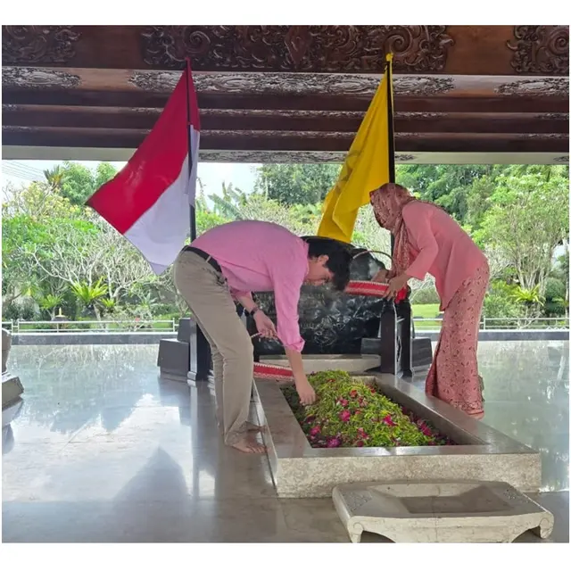 Potret Kartika Sari Dewi dan Kiran Ziarah Makam Soekarno di Blitar, Kompak Berbusana Pink