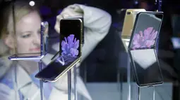 Samsung memperkenalkan smartphone layar lipat terbarunya, Galaxy Z Flip pada acara Unpacked 2020 di San Francisco, Selasa (11/2/2020). Galaxy Z Flip memiliki desain clamshell yang terlihat seperti kotak kecil saat ditutup dan layarnya akan memiliki ukuran 6,7 inci ketika dibuka. (AP/Jeff Chiu)