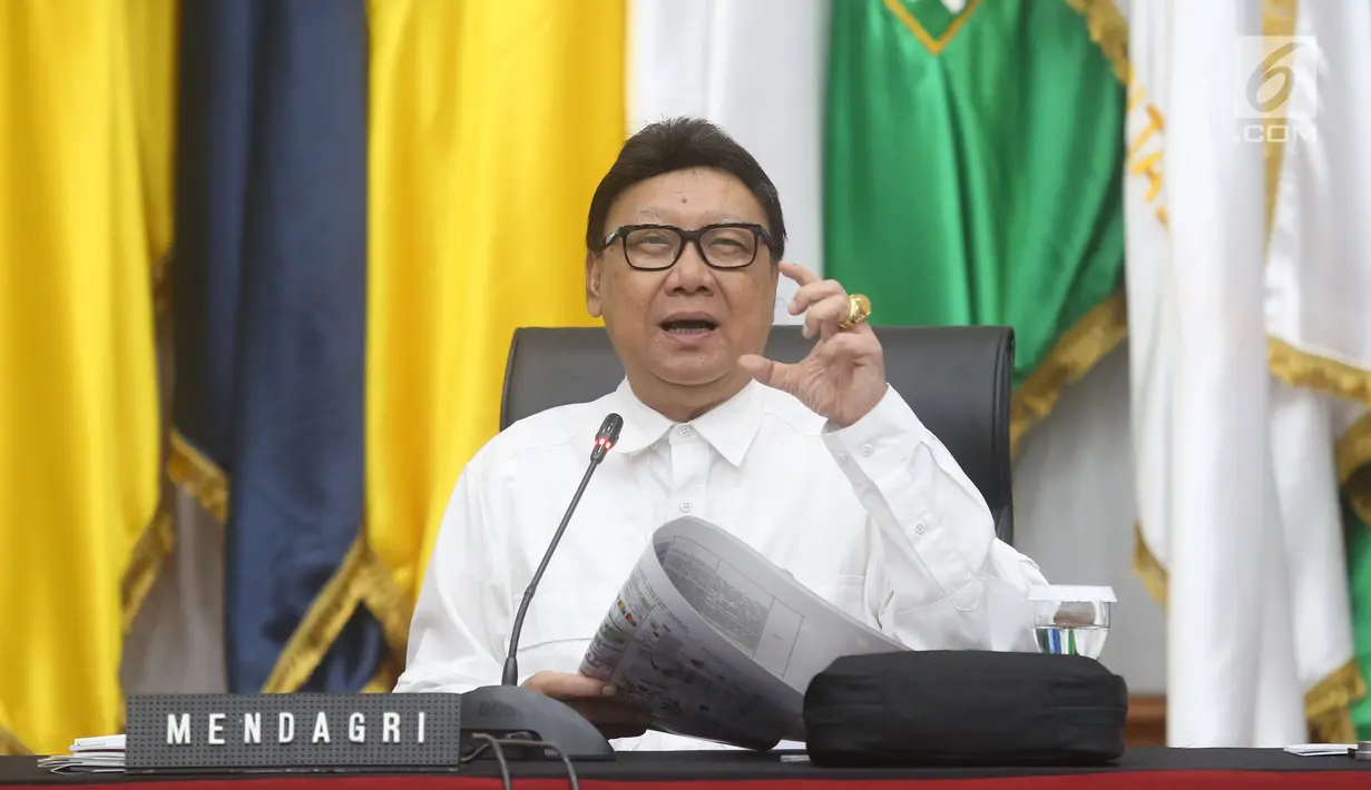 Mendagri Tjahjo Kumolo saat rapat laporan akhir tahun 2018 Kemendagri dan BNPP di Jakarta, Rabu (26/12). Kemendagri melalui Dinas Dukcapil akan menerapkan sistem jemput bola ke wilayah yang masih belum memiliki E-KTP. (Liputan6.com/Helmi Fithriansyah)
