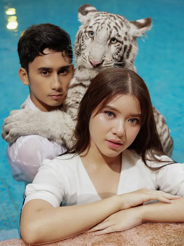 Potret Wet Look Tiara Andini dan Alshad Ahmad Bersama Harimau Selen