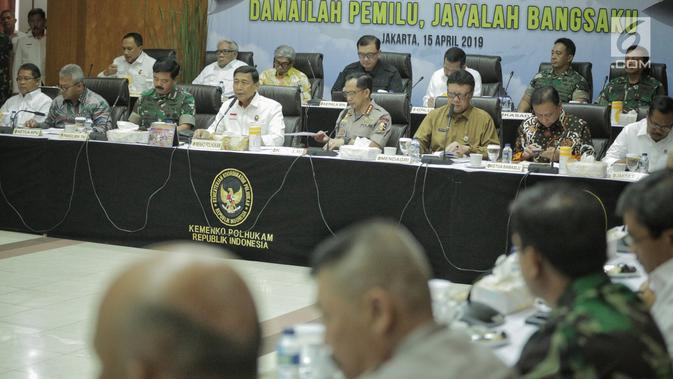 Menko Polhukam, Wiranto (keempat kiri) memimpin rapat koordinasi dengan KPU-Bawaslu, Polri, TNI hingga sejumlah menteri di kantornya, Jakarta, Senin (15/4). Rapat membahas mengenai kesiapan akhir pengamanan tahapan pemungutan dan perhitungan suara pemilu serentak 2019. (Liputan6.com/Faizal Fanani)