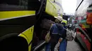 Peserta memasukan barang bawaanya didalam bus saat mengikuti program Mudik Bareng PKB 2017 di Jakarta, Kamis (22/6). Sebanyak 20 bus disiapkan mengantar 1000 jamaah mudik ke kampung halamannya. (Liputan6.com/Faizal Fanani)