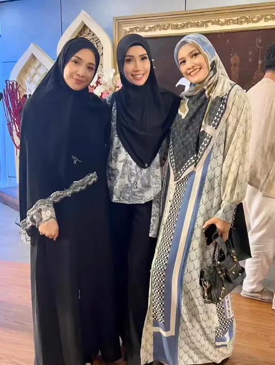 Ratu Anandita hadir mengenakan kerudung bermotif senada dengan abayanya, ia membawa tas hitamnya. [@ratu_anandita]