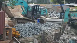 Pembangunan ini sempat tersendat beberapa waktu lalu, kini proses pemasangan turap di Kali Ciliwung mulai dilakukan kembali dan hampir selesai, Jakarta, Kamis (4/9/2014) (Liputan6.com/Johan Tallo)