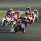 Pebalap Movistar Yamaha, Jorge Lorenzo, memimpin deretan pebalap pada balapan MotoGP Qatar di Sirkuit Losail, Senin (21/3/2016) dini hari WIB. (AFP/Karim Jaafar)