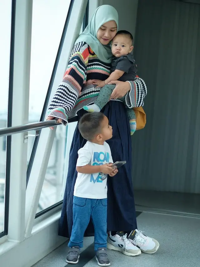 [Fimela] Zaskia Adya Mecca dan Hanung Bramantyo