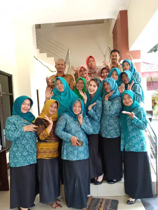 Kerap mengenakan seragam atau pakaian senada, penampilan Arumi tak pernah berbeda. Ia kerap menggunakan gaya hijab andalannya. Ini saat Arumi Bachsin menghadiri rapat pleno penutupan tahun bareng di PKK. (Liputan6.com/IG?@arumi_arumi_94)