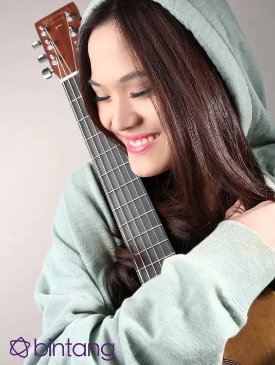 Sebagai musisi muda tentunya wanita berusia 19 tahun ini memiliki sosok inspirasi yang dijadikan panutan. Dari dalam negeri, Sheryl Sheinafia mengaku sangat suka dengan musisi ternama Endah n Rhesa. (Galih W. Satria/Bintang.com)