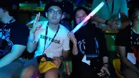 Dua suporter Indonesia, Dimas Surya Rizki dan Inez Anandari, memberikan dukungan buat BOOM ID dan Aerowolf Team Eight dalam grand final Asia Pasific Predator League 2019, di Nimibutr Stadium, Bangkok, Thailand. (Bola.com/Rizki Hidayat)