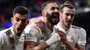 Striker Real Madrid, Karim Benzema, merayakan gol yang dicetaknya ke gawang Huesca pada laga La Liga Spanyol di Stadion Santiago Bernabeu, Madrid, Minggu (31/3). Madrid menang 3-2 atas Huesca. (AFP/Javier Soriano)
