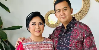 Penyanyi Joy Tobing sudah mulai jarang terlihat di layar kaca. Penyanyi jebolan ajang pencarian bakat itu fokus mendampingi suami, Cahyo Permono. Berikut potret penampilan baru Joy Tobing yang bikin pangling. [Instagram/joydestinytobing]