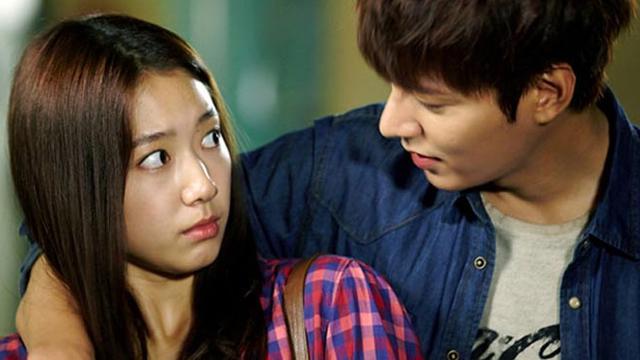 Lee Min Ho Dan Park Shin Hye Saling Jatuh Cinta Showbiz