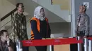 Bupati nonaktif Bekasi Neneng Hasanah Yasin usai menjalani pemeriksaan lanjutan di Gedung KPK, Jakarta, Jumat (8/2). Pemeriksaan lanjutan ini dilakukan untuk mendalami kasus dugaan suap izin proyek pembangunan Meikarta. (Merdeka.com/Dwi Narwoko)