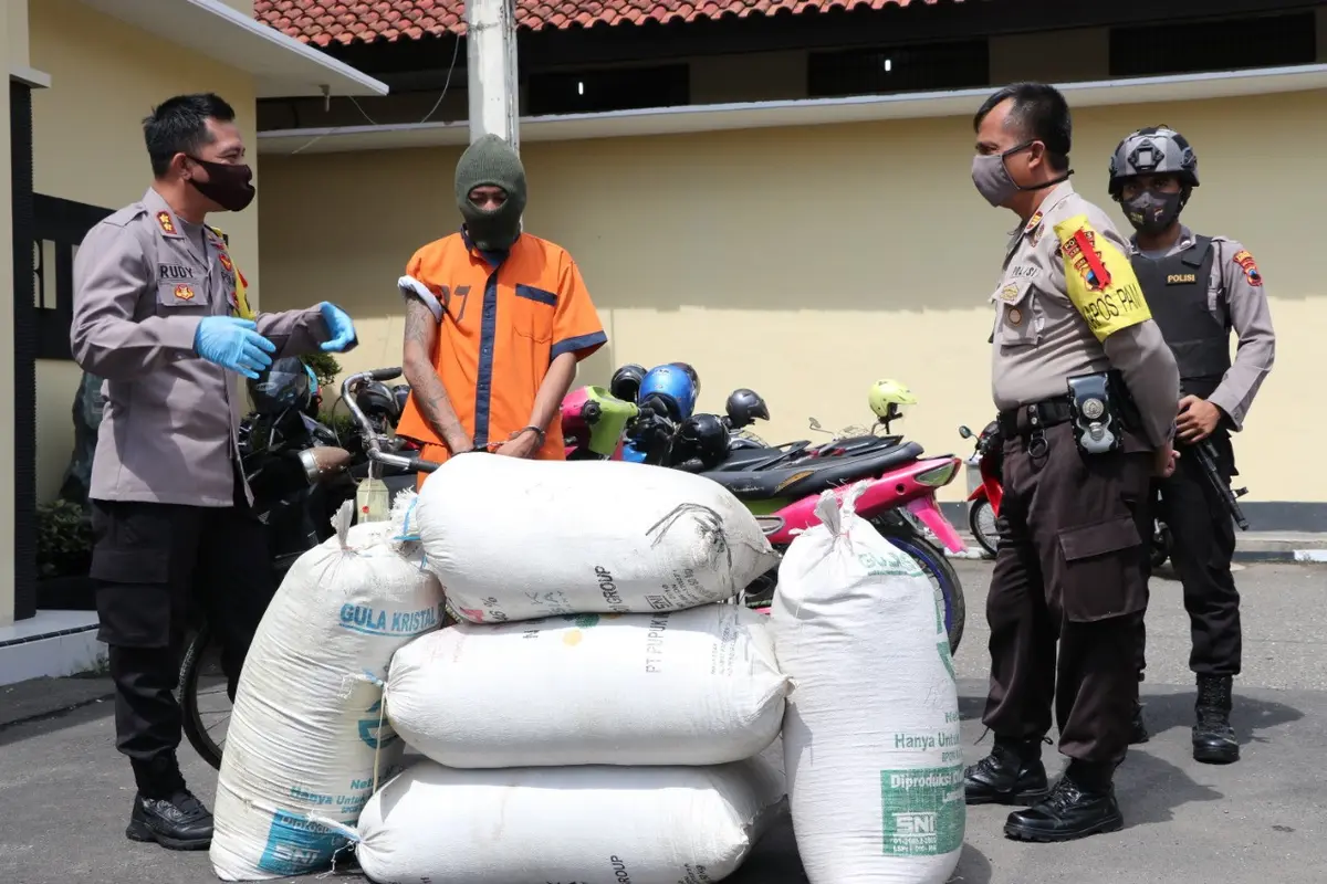 Seorang pemuda di Kebumen nekat mencuri gabah di masa pandemi Covid-19. (Foto: Liputan6.com/Humas Polres Kebumen)