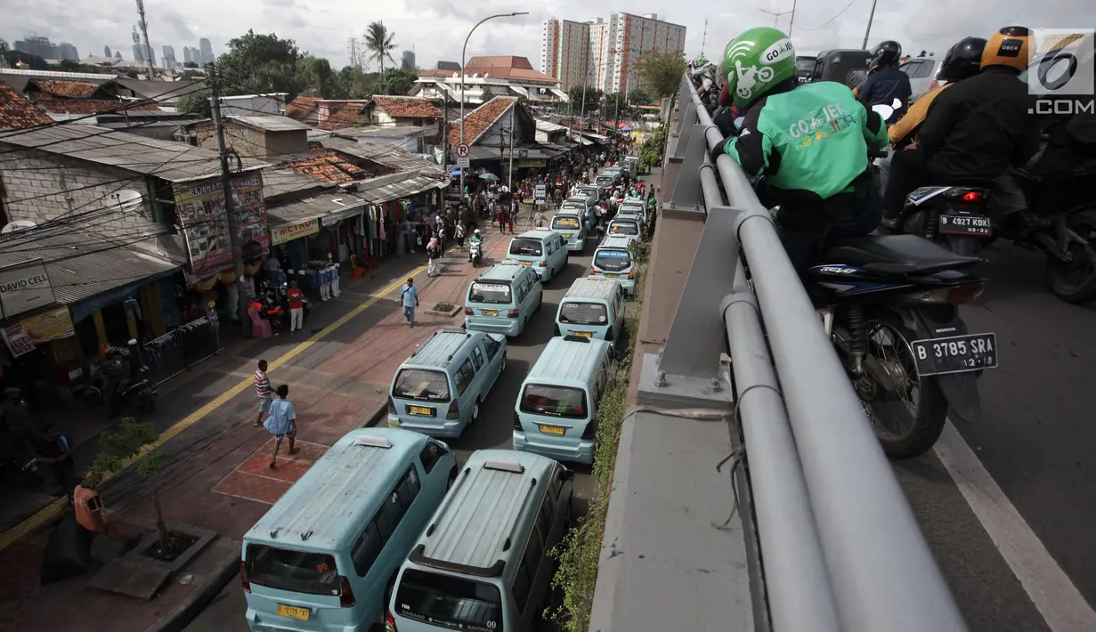 FOTO3: Sejumlah angkot diparkir di tengah jalan dalam unjuk rasa di Jalan Jatibaru, Tanah Abang, Jakarta, Senin (29/1). Para pengunjuk rasa juga menuntut agar bus Tanah Abang Explorer tidak lagi mengangkut penumpang. (Liputan6.com/Arya Manggala)