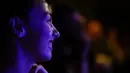 Seorang wanita menghadiri pertunjukan stand-up comedy di Kyiv, Ukraina, 11 Juni 2022. Warga Ukraina yang berada jauh dari garis depan menggunakan lelucon dan humor sebagai senjata melawan kecemasan dan kemurungan masa perang. (AP Photo/Natacha Pisarenko)