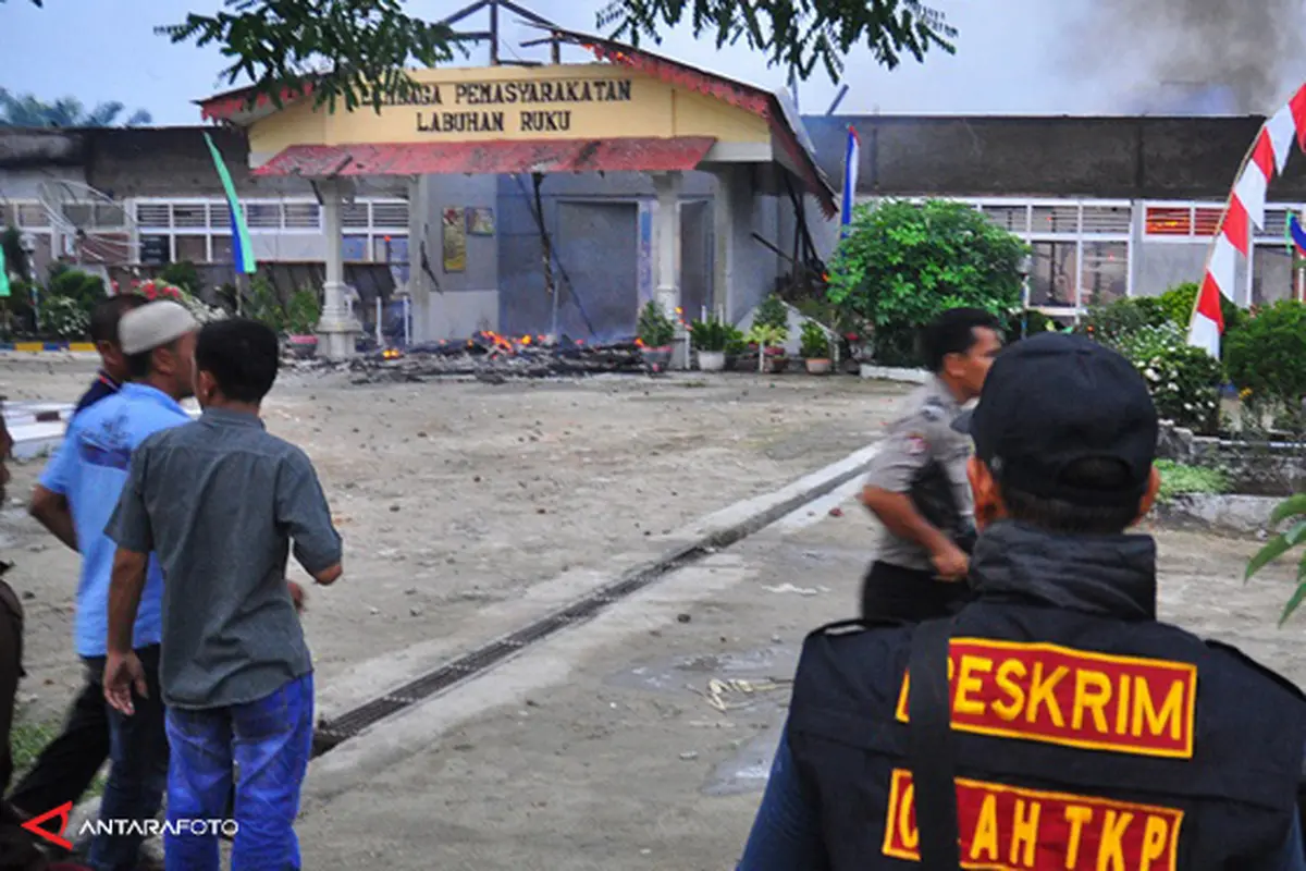 kerusuhan-lapas-labuhan-ruku-130818c.jpg