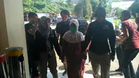 Nenek Jawo alias Harni digiring ke Polresta Palembang (Liputan6.com / ist - Nefri Inge)