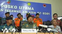 Panglima TNI Jenderal Moeldoko saat konferensi pers di Lanud Iskandar, Pangkalan Bun, Kalteng, Sabtu (10/1). (Liputan6.com/Andrian M Tunay)