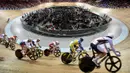 Foto Olahraga Terbaik - Para pesepeda mengikuti lomba European Track Cycling Championship di Saint Quentin en Yvelines, Prancis, Jumat (21/10/2016). (AFP/Philippe Lopez)