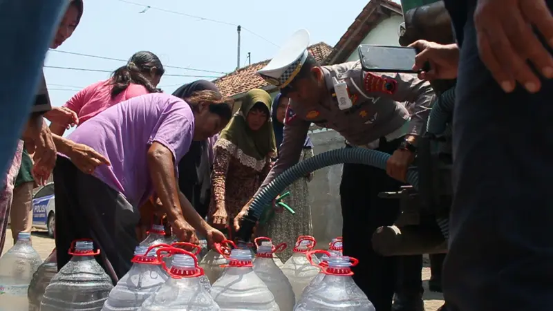 Polantas di Pemalang distribusi air bersih untuk warga yang mengalami krisis karena kemarau panjang. (Foto: Liputan6.com/Polres Pemalang)