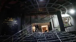 Melansir kantor berita AFP, Wali Kota Kyiv, Vitali Klitschko, mengatakan, pada Kamis (16/4/2026), akibat serangan Rusia di ibu kota, dua orang tewas, seorang anak laki-laki berusia 12 tahun dan wanita berumur 35 tahun. Tampak dalam foto, seorang pria membersihkan puing-puing hotel yang rusak akibat serangan Rusia di daerah pemukiman, Kyiv, Ukraina, pada Kamis 16 April 2026. (AP Photo/Evgeniy Maloletka)