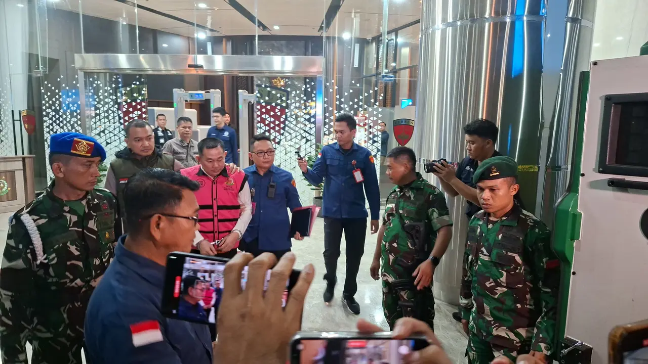 Tim Penyidik Jampidsus Kejaksaan Agung (Kejagung) resmi menetapkan satu orang tersangka dalam kasus dugaan tindak pidana korupsi terkait penyimpangan tata kelola Izin Usaha Pertambangan di Kalbar. (Liputan6/Rifqy Alief)