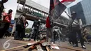 Sejumlah demonstran saat menggelar aksi unjuk rasa di depan kantor Freeport, Jakarta, Rabu (26/11). Dalam aksinya Demontran meminta Agar mengusir freeport atau menasionalisasikannya. (Liputan6.com/Helmi Afandi)