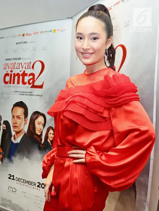 Pemain film Ayat-Ayat Cinta 2, Tatjana Saphira  berpose dengan gaun merah usai konferensi pers di Jakarta, Kamis (7/12). Tatjana Saphira berperan sebagai Hulya di film tersebut. (Liputan6.com/Herman Zakharia)