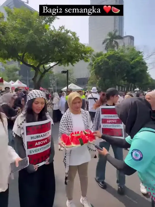 Rachel Vennya berbagi semangka dalam Aksi Bela Palestina