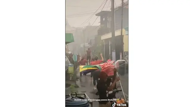 Tetap Semangat, Kelompok Ibu-Ibu Ini Lanjut Senam Meski Diterjang Hujan Lebat