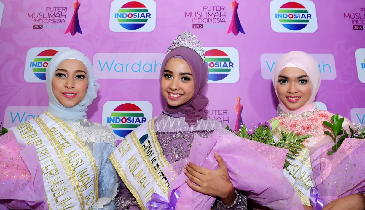 Putri Muslimah 2015, Nesa Aqila Herryanto Putri (tengah), Juara II  Inka Noor Aulia (kiri) dan Juara III Bunga Ade Tama, berfoto bersama usai malam grand final di Studio 6 Emtek City, Daan Mogot, Jakarta, Rabu (13/5) malam. (Liputan6.com/Faisal R Syam)