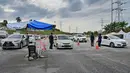 Polisi dan tentara memeriksa kendaraan di pos pemeriksaan jalan tol Setia Alam di Selangor, Malaysia pada 5 Desember 2020. Pemerintah Malaysia akan memperpanjang perintah kontrol pergerakan orang di beberapa area hingga 20 Desember mendatang untuk mengendalikan COVID-19. (Xinhua/Chong Voon Chung)