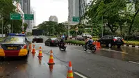 Kondisi arus lalu lintas di kawasan SCBD usai balkon BEI ambruk, Jakarta, Senin (15/1). Bagi kendaraan yang sudah berada di dalam kawasan SCBD akses menuju gedung BEI ditutup. (Liputan6.com/Herman Zakharia)