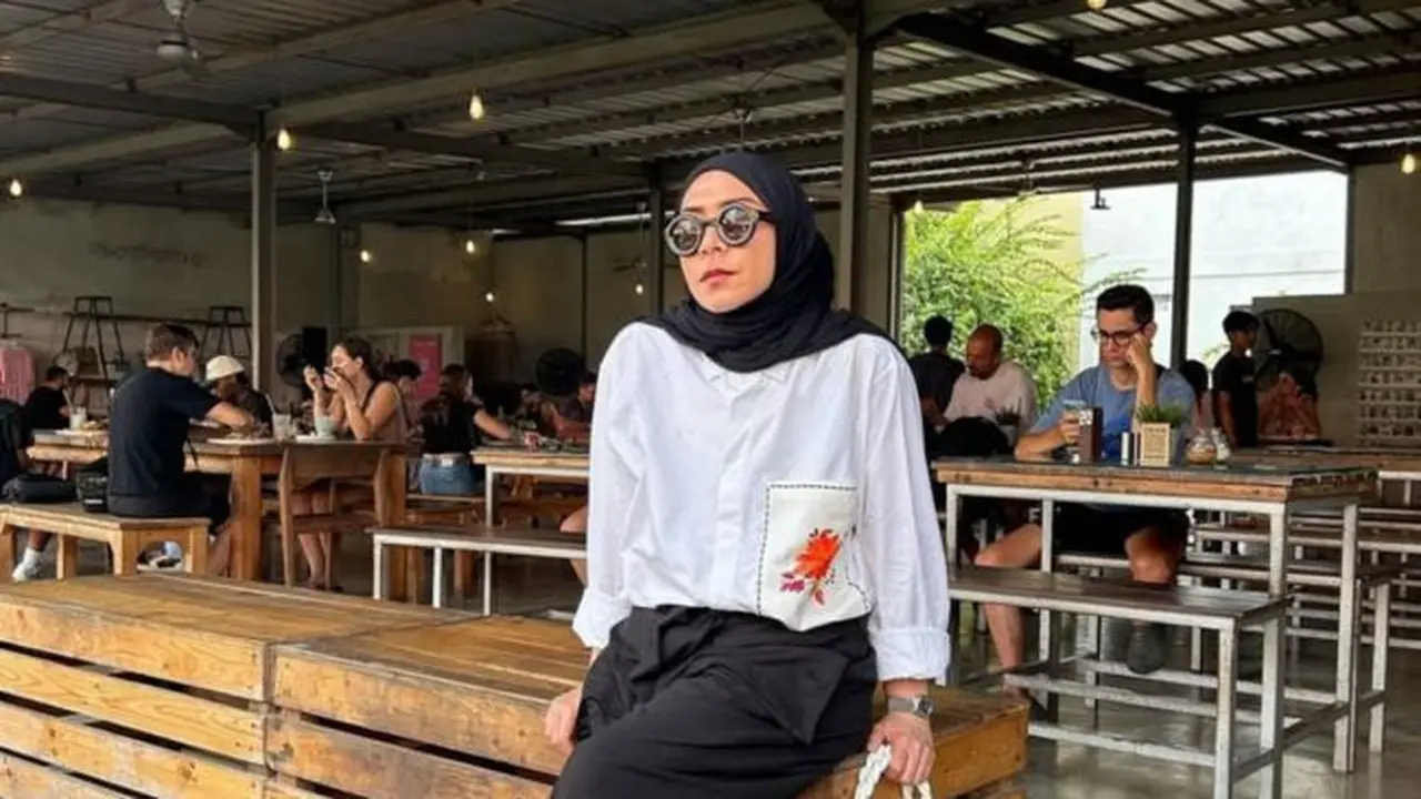 Pesona Melly Goeslaw di Usia 51 Tahun, Makin Modis dengan OOTD Kekinian  (instagram.com/melly_goeslaw).