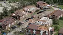 Pandangan udara memperlihatkan kerusakan akibat tornado yang terjadi di Jefferson City, Missouri, AS, Kamis (23/5/2019). Tiga orang tewas akibat tornado yang menyapu Missouri sehari sebelumnya. (AP Photo/Jeff Roberson)