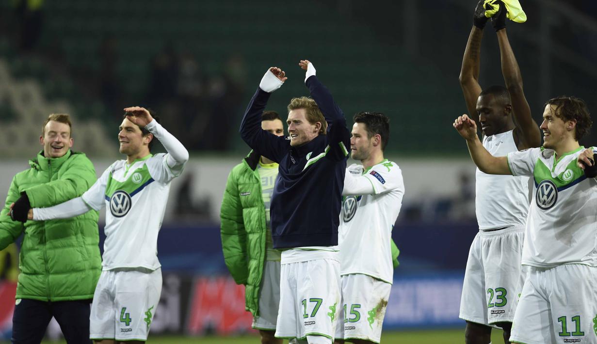 Para pemain Vfl Wolfsburg merayakan kemenangan usai mengalahkan KAA Gent pada leg kedua babak 16 besar  Liga Champion di di Volkswagen Arena, Wolfsburg, Rabu (9/3/2016) dini hari WIB.  (AFP/Odd Andersen)