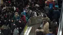 Kepadatan calon penumpang di stasiun kereta api yang akan pulang ke kampung halaman mereka, Beijing, China (23/1). Menjelang tahun baru Imlek, warga di China juga melakukan mudik untuk merayakan bersama keluarga. (AFP/Nicolas Asfouri)