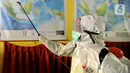 Petugas Palang Merah Indonesia (PMI) melakukan penyemprotan disinfektan di SMPN 216 Jakarta, Senin (16/3/2020). Mulai hari ini, aktivitas sekolah di sejumlah wilayah Indonesia diliburkan untuk mengantisipasi penyebaran virus corona COVID-19. (merdeka.com/Arie Basuki)