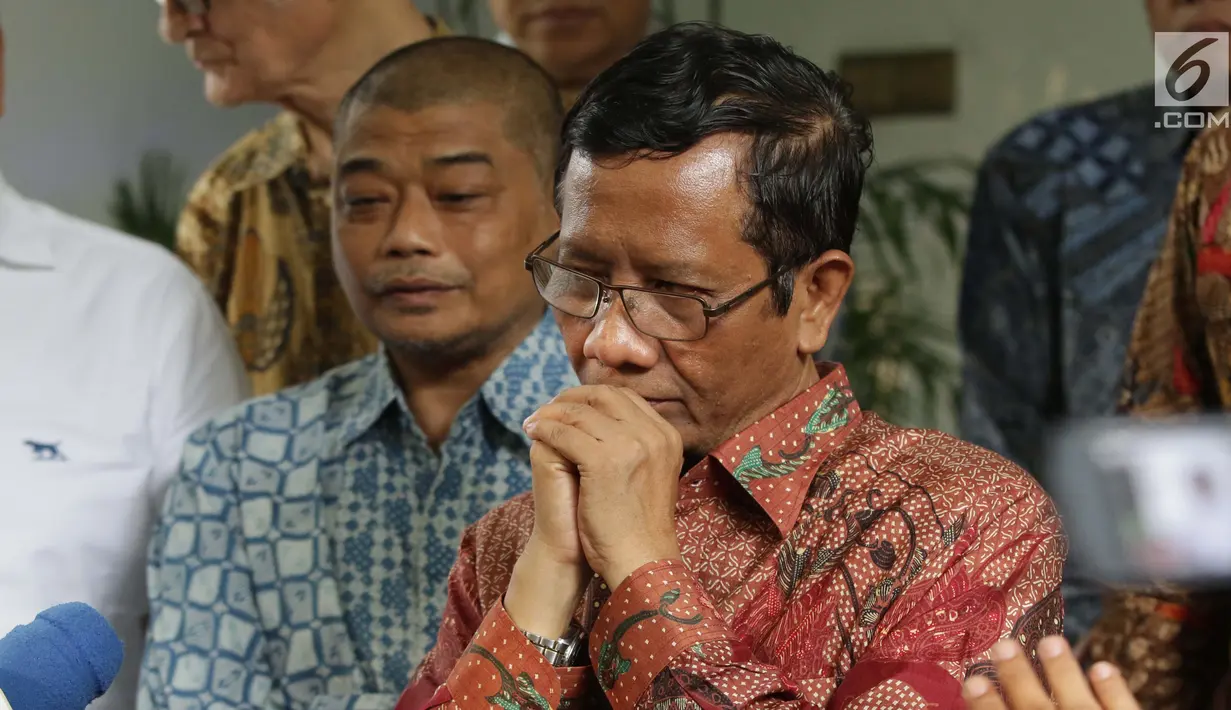 Mahfud MD bersama para tokoh Gerakan Suluh Kebangsaan memberi keterangan usai melakukan pertemuan dengan Presiden RI kelima, Megawati Soekarnoputri di Jakarta, Jumat (17/5/2019). Pertemuan berlangsung tertutup. (Liputan6.com/Helmi Fithriansyah)