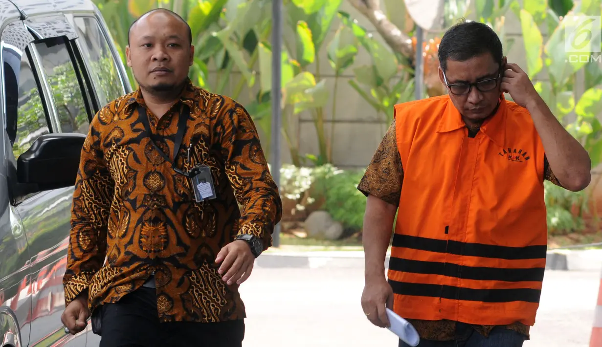 Bupati Tulungagung nonaktif Syahri Mulyo (kanan) tiba di Gedung KPK, Jakarta, Jumat (3/8). Syahri diperiksa sebagai tersangka. (Merdeka.com/Dwi Narwoko)