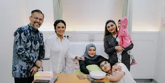 Aurel Hermansyah baru saja melahirkan anak keduanya. Dalam potret yang dibagikan oleh Atta Halilintar, memperlihatkan momen keluarganya berkumpul untuk menemani Aurel di rumah sakit jelang proses melahirkan. Aurel sendiri mengenakan outfit berwarna hitam polos, dipadukan dengan hijab abu-abu polos. [Foto: Instagram/attahalilintar]