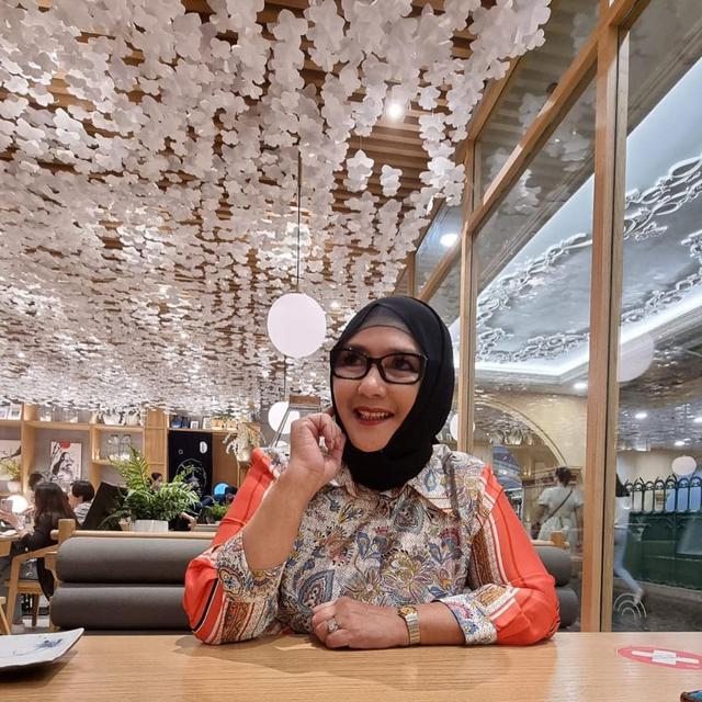 Kini Aktif Bikin Vlog, Ini 6 Potret Yati Octavia yang Awet Muda di Usia 66 Tahun