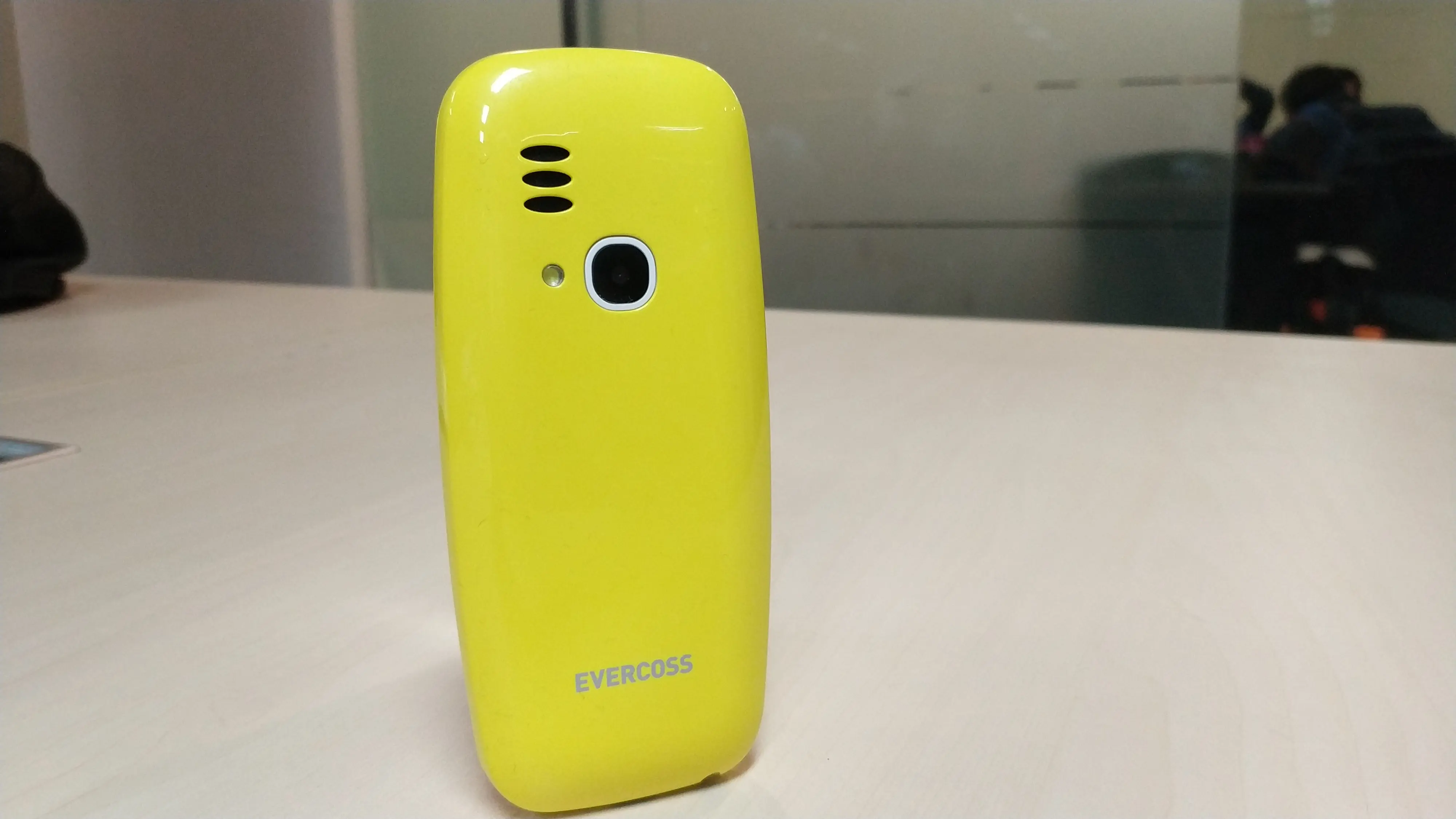 Tampilan bodi belakang Evercoss N2 yang mirip dengan Nokia 3310 Reborn (Liputan6.com/ Agustin Setyo W)