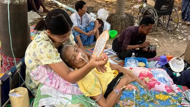 Para penyintas gempa bumi menunggu untuk menerima perawatan medis di kompleks rumah sakit di Naypyidaw pada 28 Maret 2025, setelah gempa bumi di Myanmar bagian tengah. (Dok: AFP/Sebastien Berger)