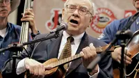 Investor tingkat dunia ini juga punya hobi bermian ukulele. | via: bussinessinsider.com