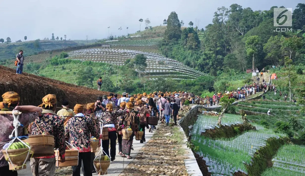 <p>Warga membawa tenongan menuju makam sesepuh mereka saat mengikuti Sadranan Rejeban Plabengan di Lereng Gunung Sumbing, Temanggung, Jawa Tengah, Jumat (22/3). Dalam tradisi ini warga menggelar doa dan makan bersama di makam sesepuh. (Liputan6.com/Gholib)</p>