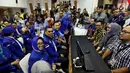 Partai Demokrat yang diwakili oleh Sekjen Hinca Panjaitan dan Badan Pemenangan Pemilu Partai Demokrat Ibas Edhie Baskoro Yudhoyono mendaftarkan partainya ke Komisi Pemilihan Umum (KPU) Jakarta, Senin (16/10). (Liputan6.com/JohanTallo)